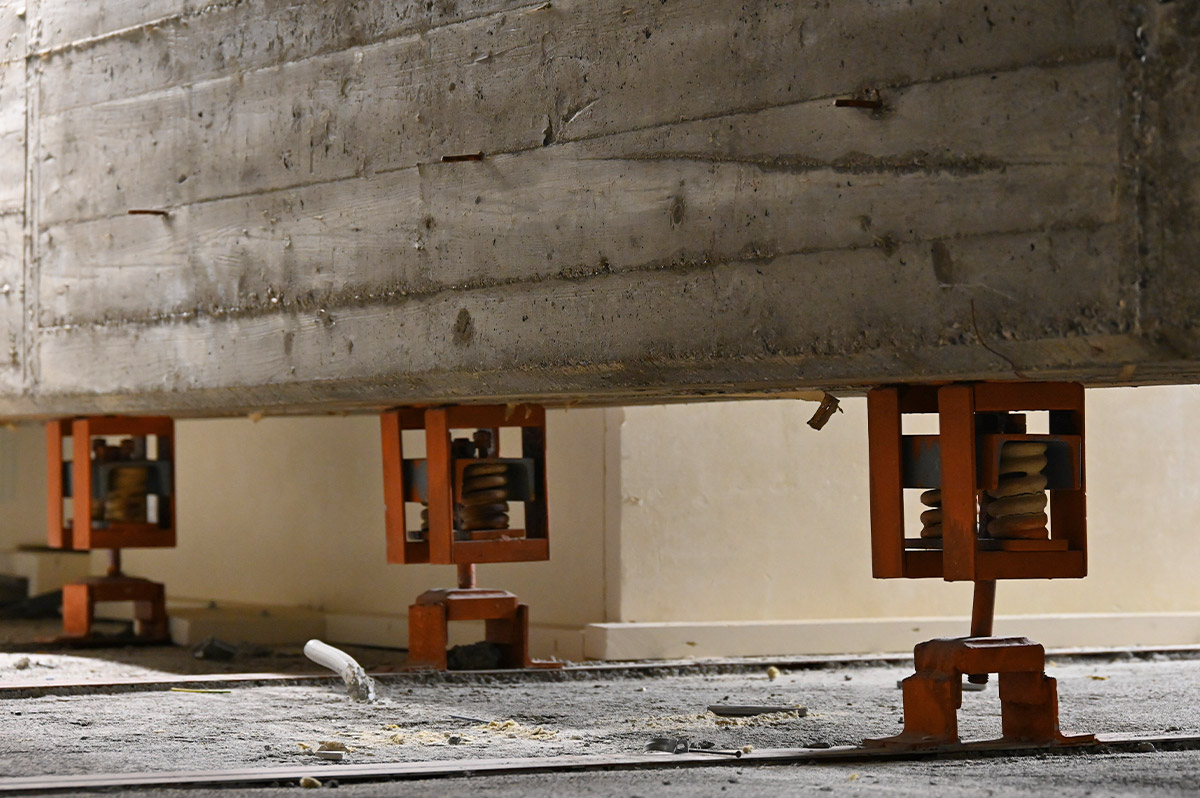 Entkoppelte Haus-im-Haus-Bauweise<br>federnd aufgehängt wie in der Elbphilharmonie